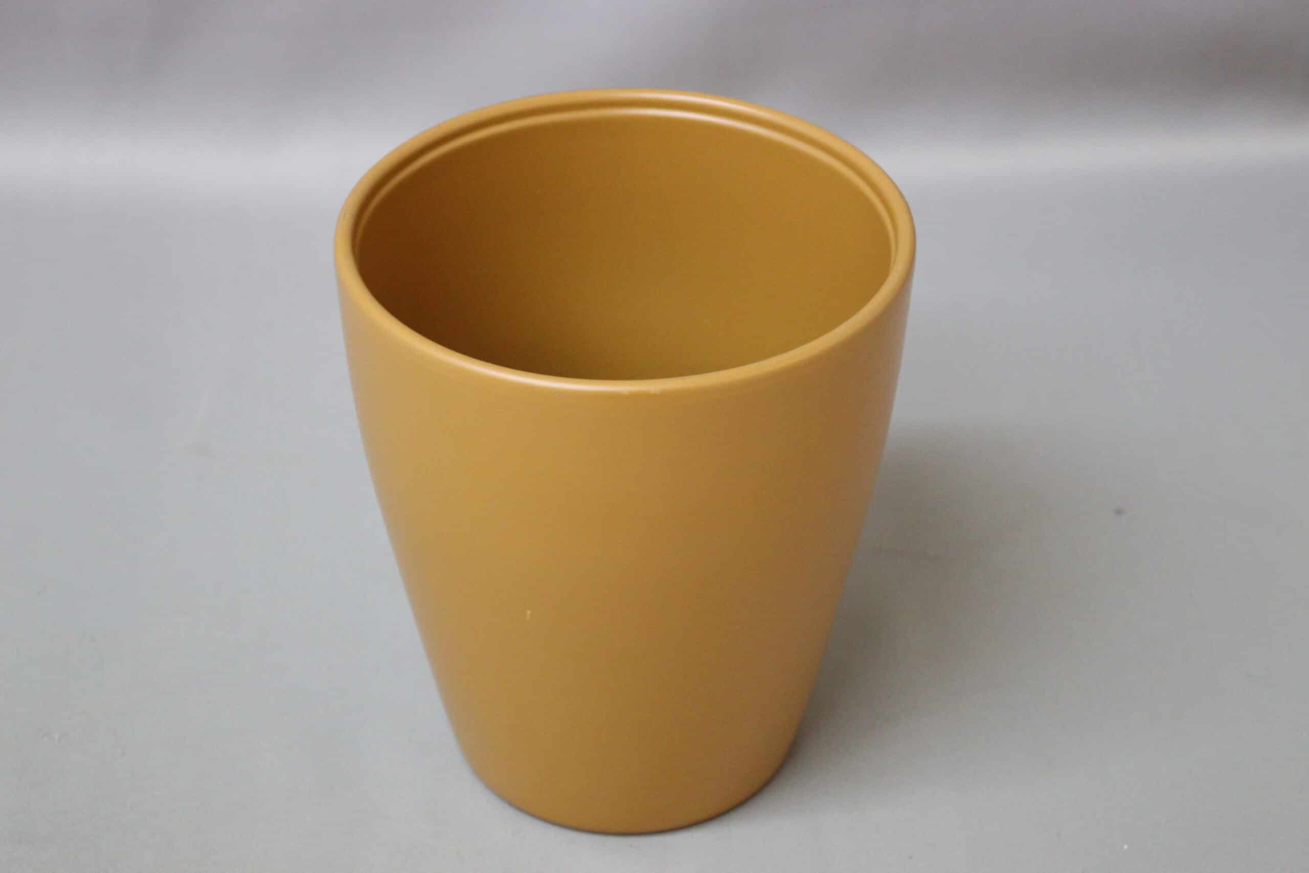 Smooth caramel-coloured pot cover for potted plants.